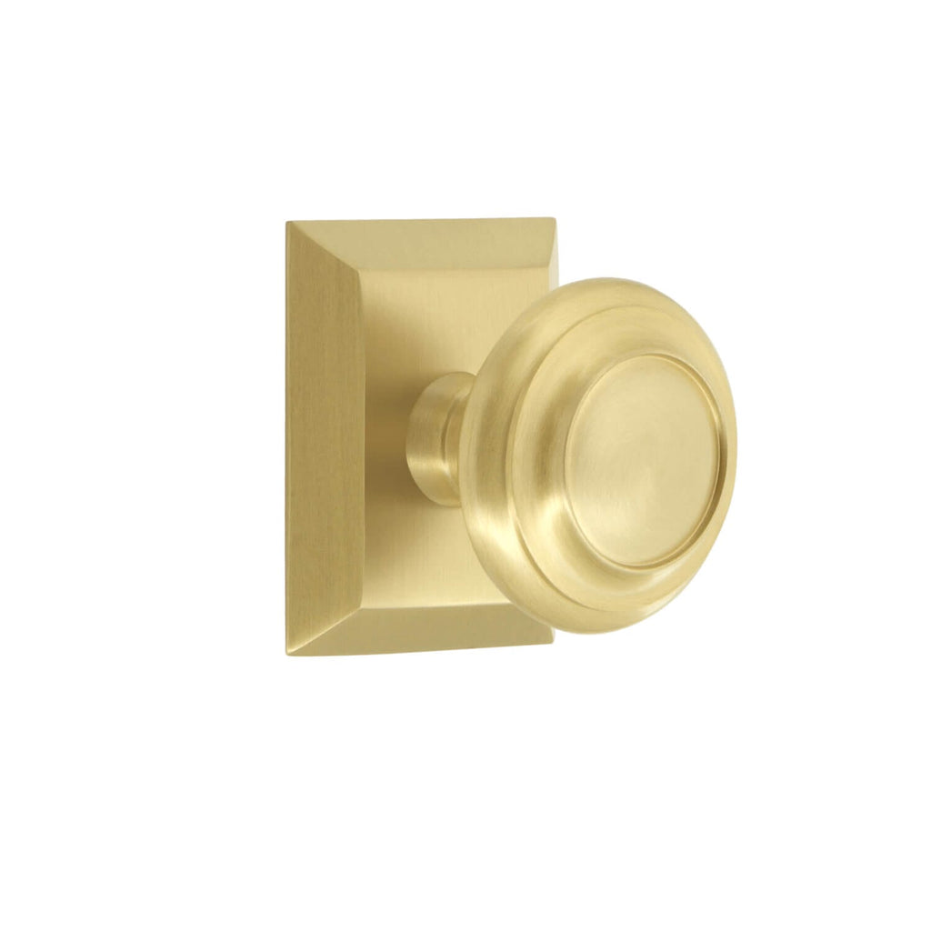 Fifth Avenue Square Rosette with Circulaire Knob in Satin Brass