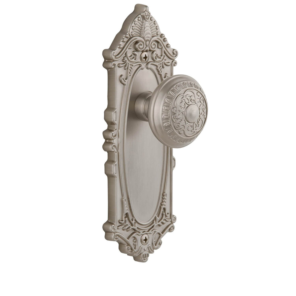 Grande Victorian Long Plate with Windsor Knob in Satin Nickel
